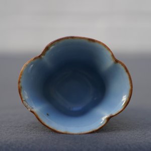 Une coupe libatoire en porcelaine de Chine rouge et bleu sur fond clair de lune, marque de Qianlong, 18/19ème — photo 14