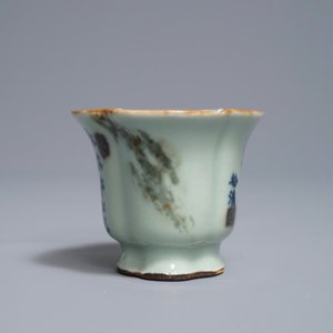 Une coupe libatoire en porcelaine de Chine rouge et bleu sur fond clair de lune, marque de Qianlong, 18/19ème — photo 2