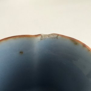 Une coupe libatoire en porcelaine de Chine rouge et bleu sur fond clair de lune, marque de Qianlong, 18/19ème — photo 10