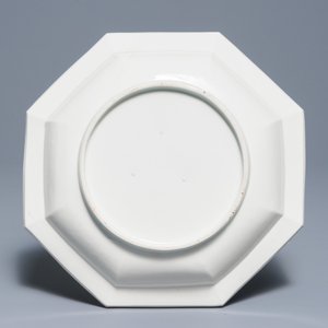 Une coupe octagonale en porcelaine Kakiemon de Japon, Edo, 2ème moitié du 17ème — photo 2