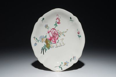 Une coupe ovale en faïence de l'Est, Joseph Hannong, Strasbourg, 18ème