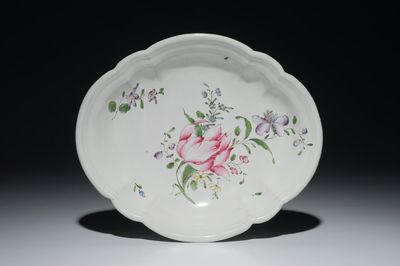 Une coupe ovale en faïence de l'Est, Joseph Hannong, Strasbourg, 18ème