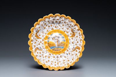 Une coupe polylobée en faïence polychrome à décor d'un putto tenant un orbe entouré de grotesques, Willem Jansz. Verstraeten, Haarlem, 1645-1655