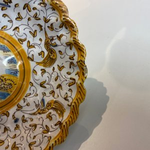 Une coupe polylobée en faïence polychrome à décor d'un putto tenant un orbe entouré de grotesques, Willem Jansz. Verstraeten, Haarlem, 1645-1655 — photo 4