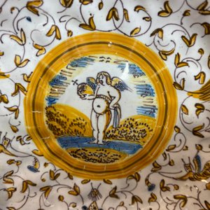 Une coupe polylobée en faïence polychrome à décor d'un putto tenant un orbe entouré de grotesques, Willem Jansz. Verstraeten, Haarlem, 1645-1655 — photo 5