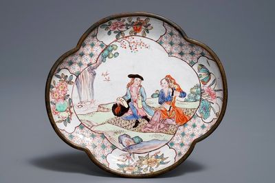 Une coupe quadrilobée à décor d'un couple européen en émaux de Canton, Chine, Qianlong