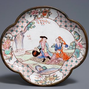 Une coupe quadrilobée à décor d'un couple européen en émaux de Canton, Chine, Qianlong — photo 1