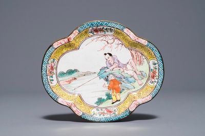 Une coupe quadrilobée à décor d'un pêcheur en émaux de Canton, Chine, Qianlong