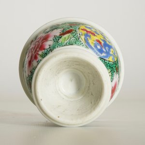 Une coupe sur piedouche aux dragons en porcelaine de Chine famille rose, Yongzheng — photo 12