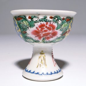 Une coupe sur piedouche aux dragons en porcelaine de Chine famille rose, Yongzheng — photo 2