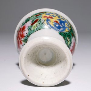Une coupe sur piedouche aux dragons en porcelaine de Chine famille rose, Yongzheng — photo 6