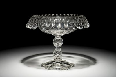 Une coupe sur piedouche en crystal taillé de Val Saint-Lambert, 19ème