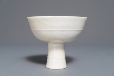 Une coupe sur piedouche en porcelaine blanc de Chine, Wanli ou époque Transition