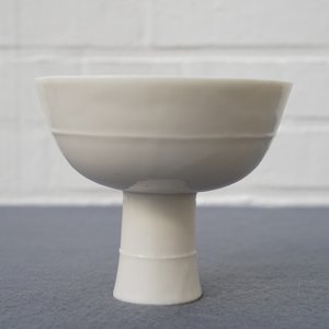Une coupe sur piedouche en porcelaine blanc de Chine, Wanli ou époque Transition — photo 21