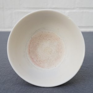 Une coupe sur piedouche en porcelaine blanc de Chine, Wanli ou époque Transition — photo 22