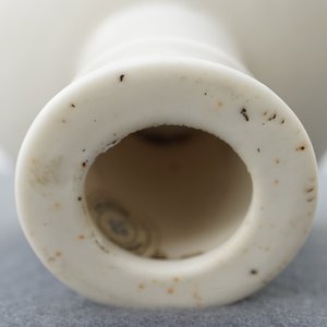 Une coupe sur piedouche en porcelaine blanc de Chine, Wanli ou époque Transition — photo 23