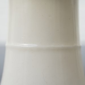 Une coupe sur piedouche en porcelaine blanc de Chine, Wanli ou époque Transition — photo 24