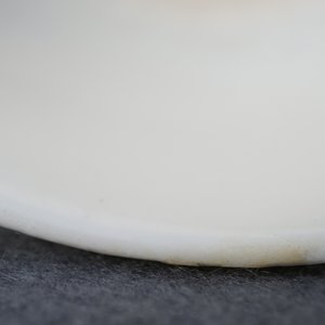 Une coupe sur piedouche en porcelaine blanc de Chine, Wanli ou époque Transition — photo 26