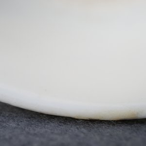 Une coupe sur piedouche en porcelaine blanc de Chine, Wanli ou époque Transition — photo 27