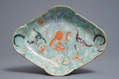 Une coupe sur piedouche en porcelaine de Chine à décor de dragons, marque et époque de Jiaqing