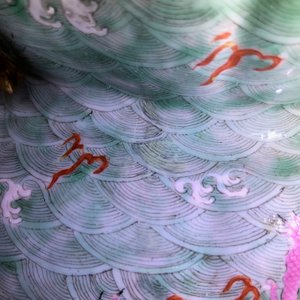 Une coupe sur piedouche en porcelaine de Chine à décor de dragons, marque et époque de Jiaqing — photo 12
