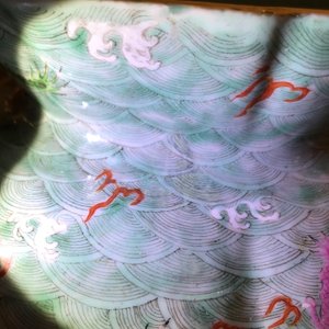 Une coupe sur piedouche en porcelaine de Chine à décor de dragons, marque et époque de Jiaqing — photo 13