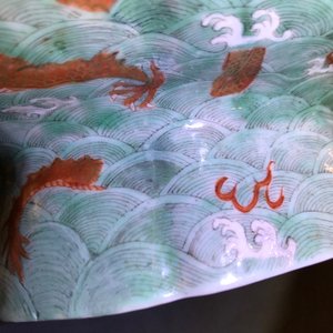 Une coupe sur piedouche en porcelaine de Chine à décor de dragons, marque et époque de Jiaqing — photo 18
