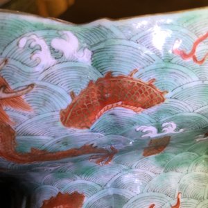 Une coupe sur piedouche en porcelaine de Chine à décor de dragons, marque et époque de Jiaqing — photo 19