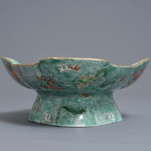 Une coupe sur piedouche en porcelaine de Chine à décor de dragons, marque et époque de Jiaqing — photo 4