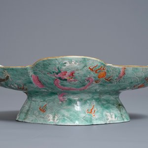 Une coupe sur piedouche en porcelaine de Chine à décor de dragons, marque et époque de Jiaqing — photo 5