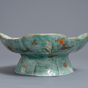 Une coupe sur piedouche en porcelaine de Chine à décor de dragons, marque et époque de Jiaqing — photo 6