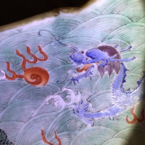 Une coupe sur piedouche en porcelaine de Chine à décor de dragons, marque et époque de Jiaqing — photo 8