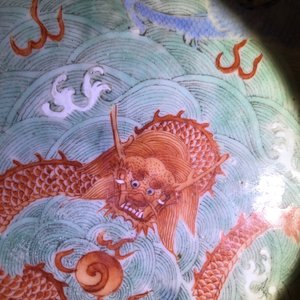 Une coupe sur piedouche en porcelaine de Chine à décor de dragons, marque et époque de Jiaqing — photo 9