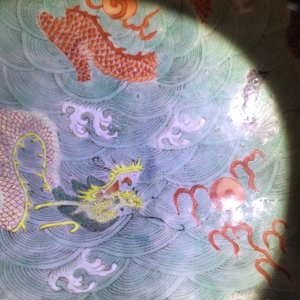Une coupe sur piedouche en porcelaine de Chine à décor de dragons, marque et époque de Jiaqing — photo 10