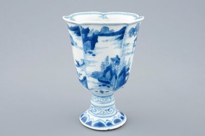 Une coupe sur piedouche en porcelaine de Chine bleu et blanc, Kangxi