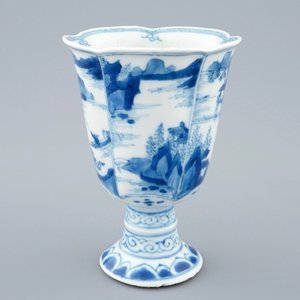 Une coupe sur piedouche en porcelaine de Chine bleu et blanc, Kangxi — photo 1