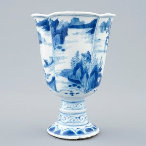 Une coupe sur piedouche en porcelaine de Chine bleu et blanc, Kangxi — photo 2