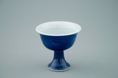 Une coupe sur piedouche en porcelaine de Chine monochrome bleu à décor sous glaçure, Kangxi