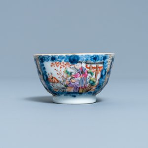 Une coupe, une tasse et une soucoupe en porcelaine de Chine famille rose à décor mandarin, Qianlong — photo 6