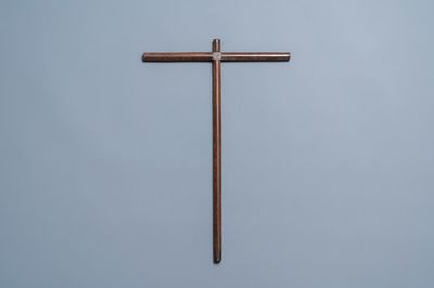 Une croix de pèlerin avec incrustations et inscription en laiton, Espagne, 17ème