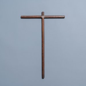 Une croix de pèlerin avec incrustations et inscription en laiton, Espagne, 17ème — photo 1