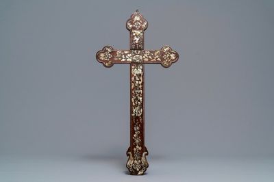 Une croix en bois incrusté de nacre, Chine, prob. Macau, 18/19ème