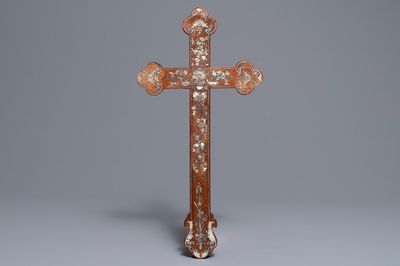 Une croix en bois incrusté de nacre, Chine, prob. Macau, 18/19ème