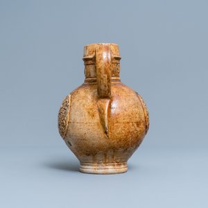 Une cruche armoriée en grès de Raeren, vers 1600 — photo 5