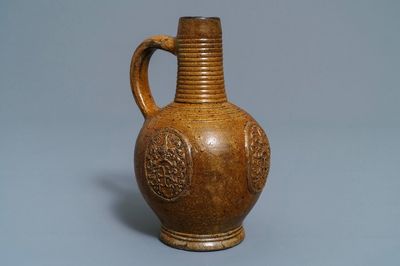 Une cruche armoriée et monogrammée CR en grès de Bouffioulx, Belgique, 16/17ème