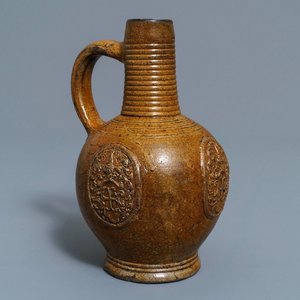 Une cruche armoriée et monogrammée CR en grès de Bouffioulx, Belgique, 16/17ème — photo 1