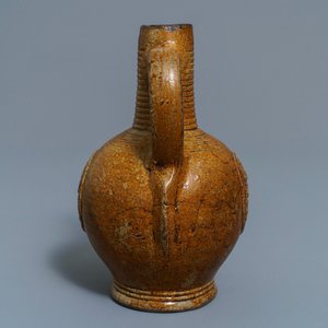 Une cruche armoriée et monogrammée CR en grès de Bouffioulx, Belgique, 16/17ème — photo 5