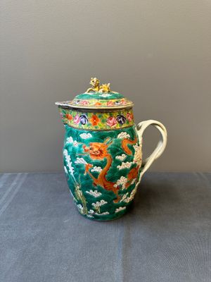 Une cruche en porcelaine de Chine famille rose sur fond vert  à décor de dragons et un plat à decor 'sept sages' et à bord de dragons, 19ème — photo 12
