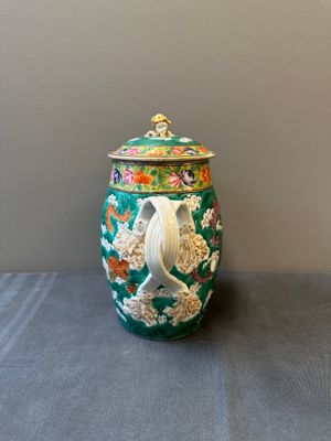 Une cruche en porcelaine de Chine famille rose sur fond vert  à décor de dragons et un plat à decor 'sept sages' et à bord de dragons, 19ème — photo 15