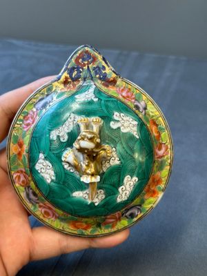 Une cruche en porcelaine de Chine famille rose sur fond vert  à décor de dragons et un plat à decor 'sept sages' et à bord de dragons, 19ème — photo 16